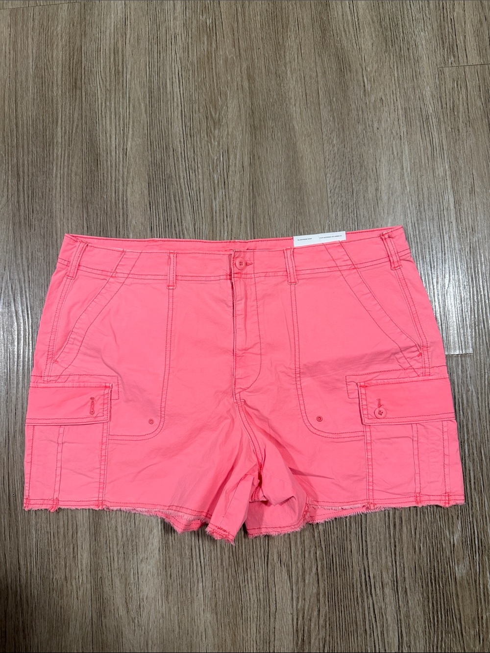 American Eagle Women’s Coral Cargo Shorts size 18